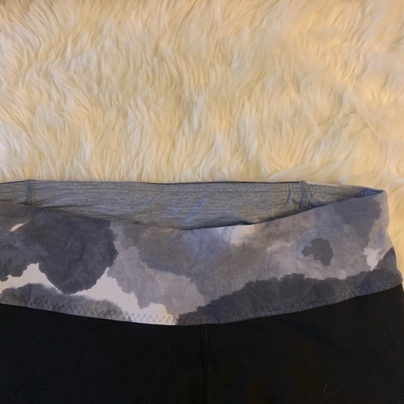 Lululemon 16” Crop Running Legging Camo Trimmed Waist - Picture 6 of 6